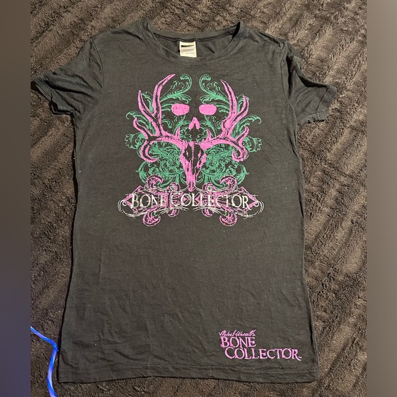 Women’s bone collector tshirt - Picture 2 of 6